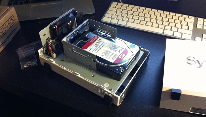 Installing two 3.5-inch drives into the Synology DS214se